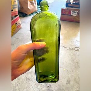 REALLY COOL ANTIQUE GREEN GLASS GIN COFFIN BOTTLE EARLY 20th CENTURY MINT RIBBED